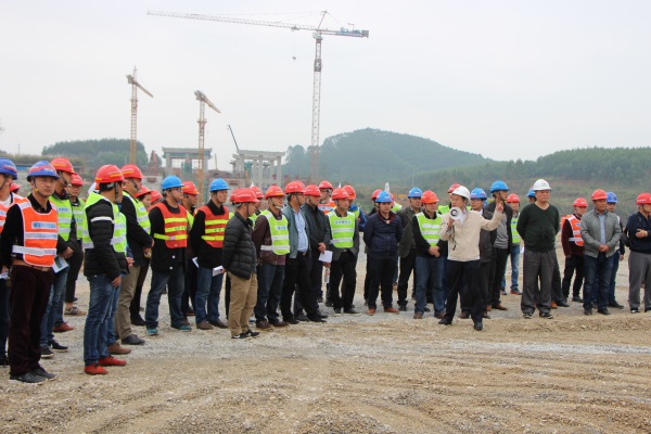 柳南改扩建全线安全管理人员参观特大桥施工现场！。。。。。。ㄐ薷某叽纾.jpg