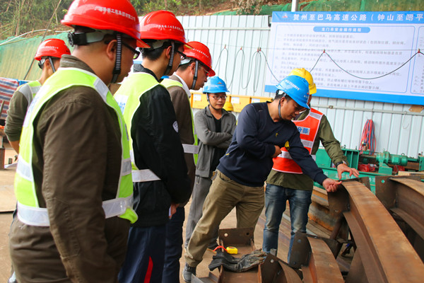 图一：召开进洞前现场会议，，，，，检查钢拱架.jpg